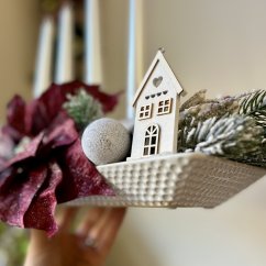 Elegantní svícen s bordó vánoční hvězdou, čtyřmi svíčkami a dřevěnými ozdobami, v keramické míse