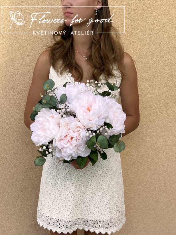 Svatební kytice z růžových pivoněk s eukalyptem