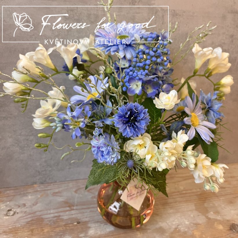 Modré kvítí ve váze s "umělou vodou"