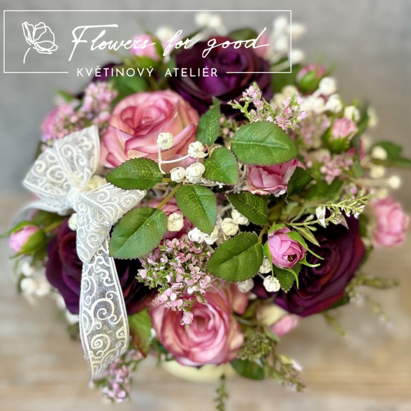 Flower box plný růží v pestrých barvách růžové a bordó