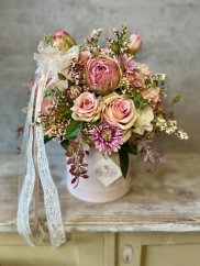 Romantický flower box s překrásnými růžemi