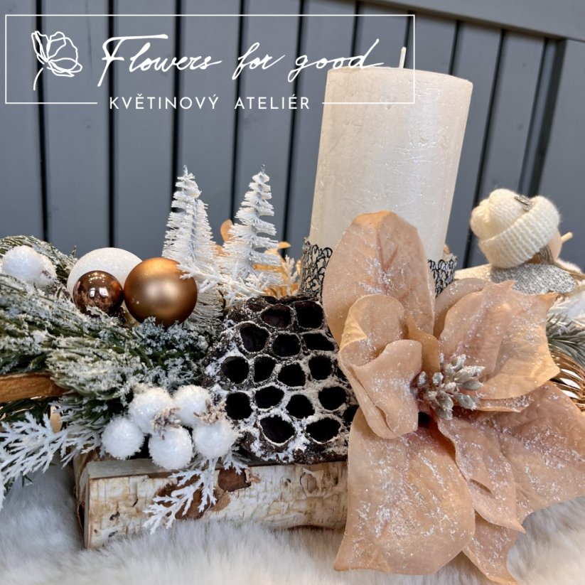 Svícen s "lyžařkou" na břízovém podstavci s neopadavým jehličím