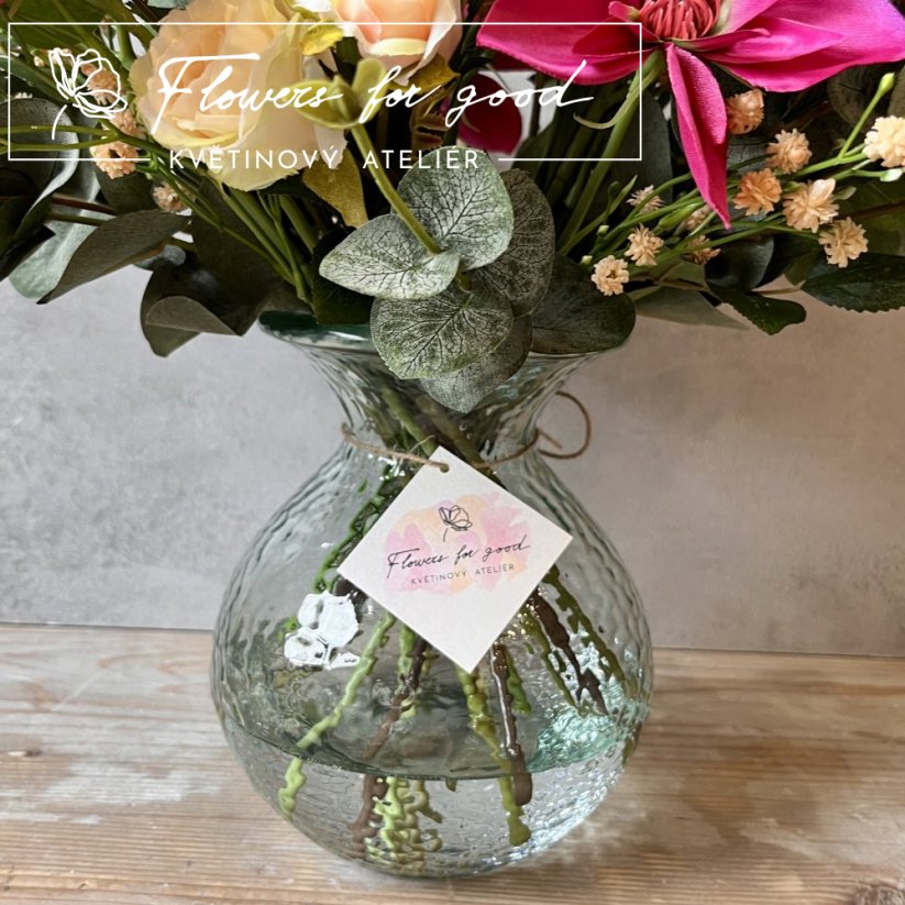 Pivoňka v hlavní roli s růžičkami a plaménkem ve váze s "umělou vodou"