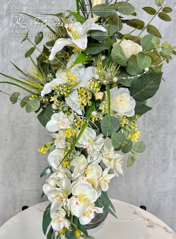 Svatební kytice s liliemi, orchidejí a perlami