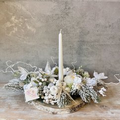 Svícen sněhově-bílý s motýlky a bílou orchidejí