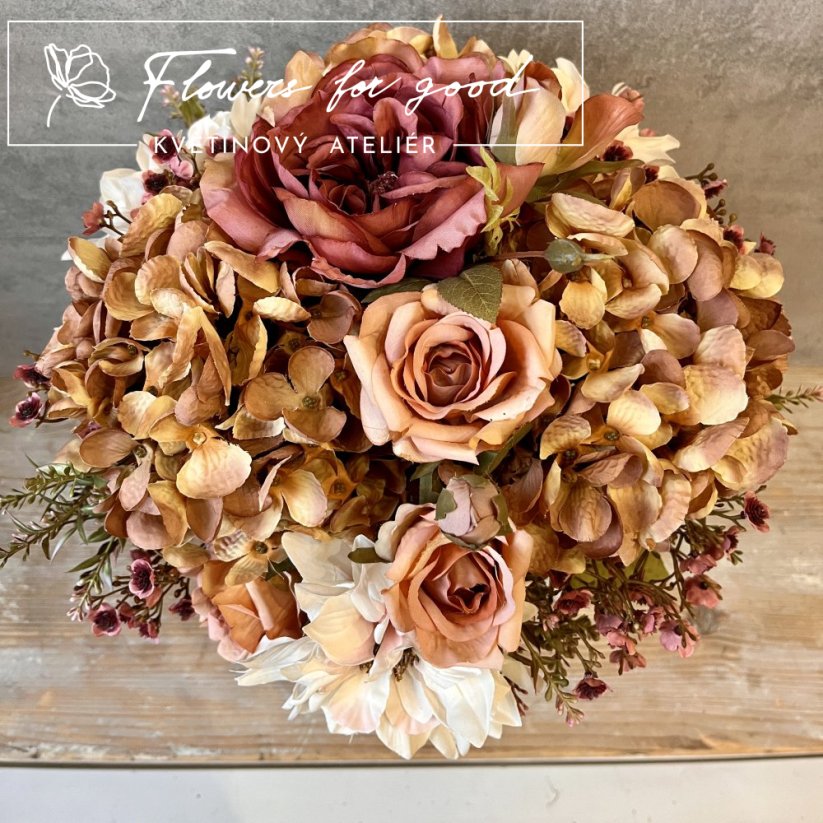 Vintage hortenzie s růžičkami ve váze