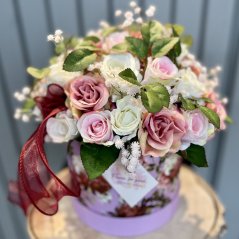 Nádherně zdobený flower box plný růží
