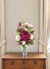 Vínová pivoňka s růžemi ve váze