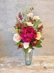 Vínová pivoňka s růžemi ve váze