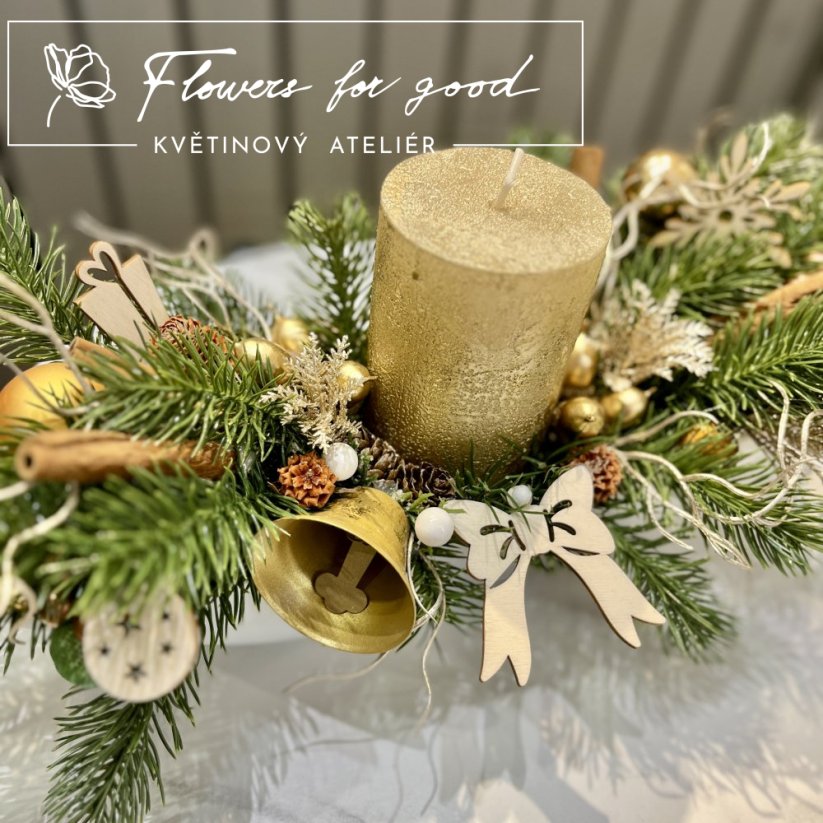 Zlatý svícen s dřevěnou mašličkou