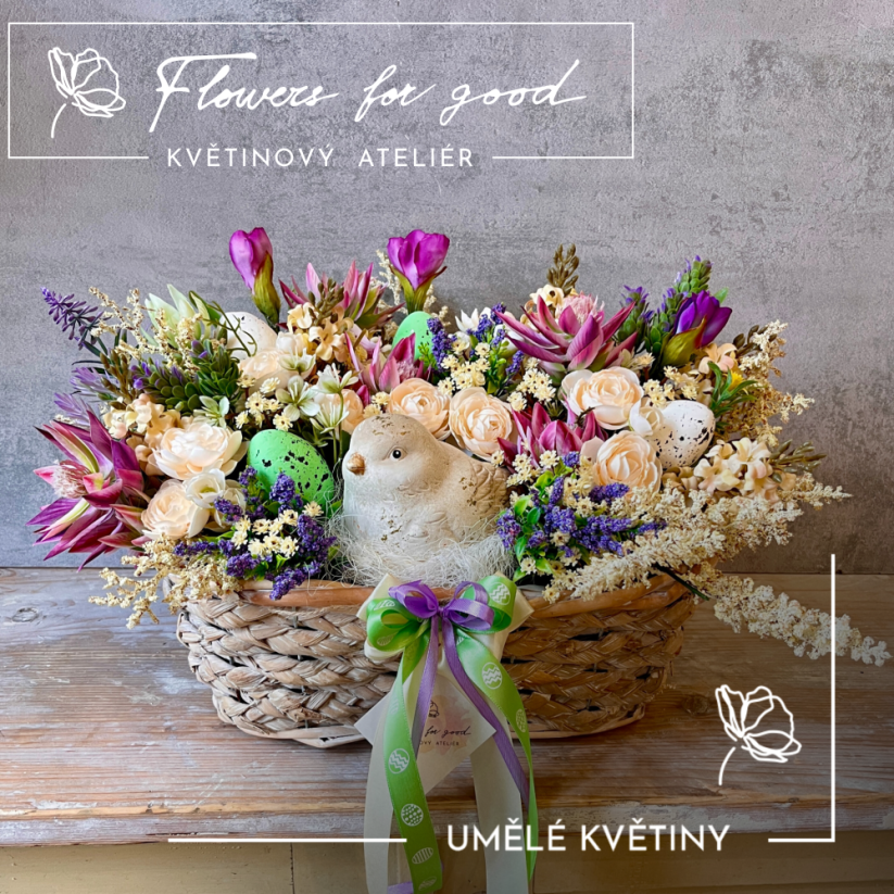 Velikonoční ošatka s ptáčkem v hnízdě mezi květinami