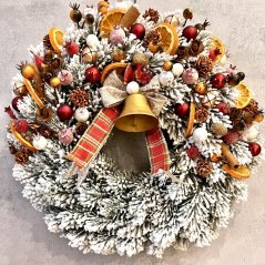 Zasněžený vánoční věnec se sušeným pomerančem a zvonečkem