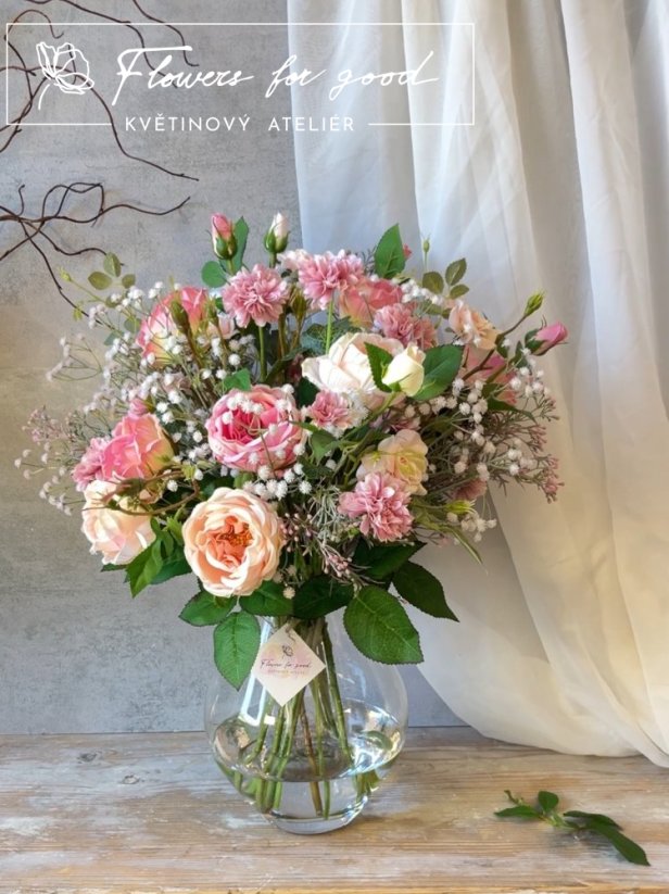 Růžová krása růží ve velké váze s "umělou vodou"