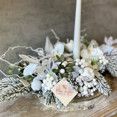 Svícen sněhově-bílý s motýlky a bílou orchidejí