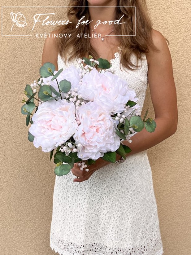 Svatební kytice z růžových pivoněk s eukalyptem