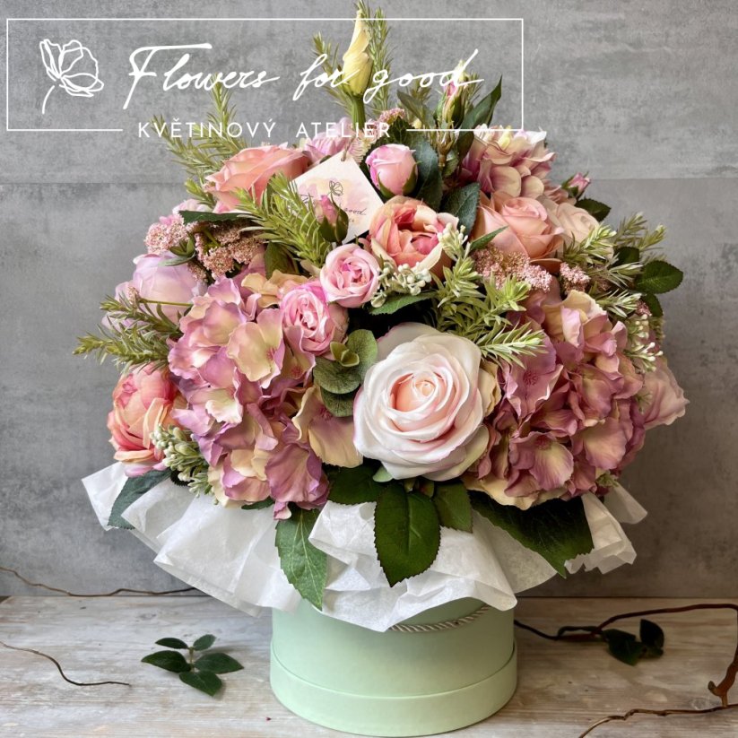Megalomanský flower box plný neodolatelných květů