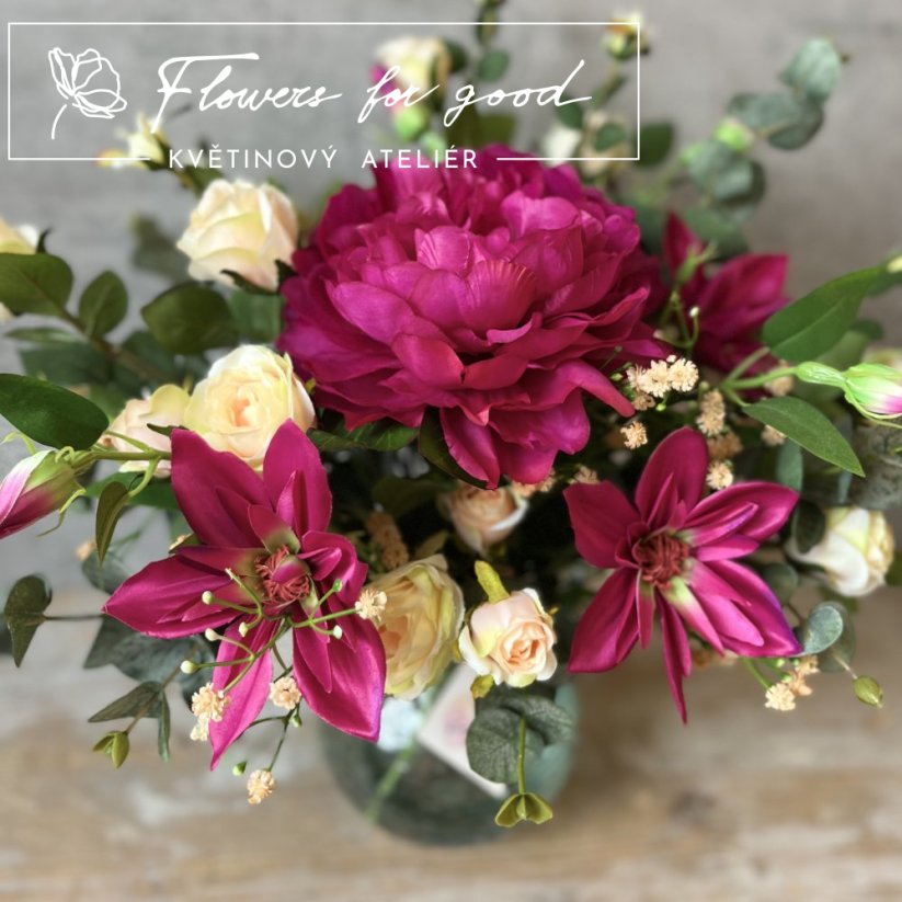 Pivoňka v hlavní roli s růžičkami a plaménkem ve váze s "umělou vodou"