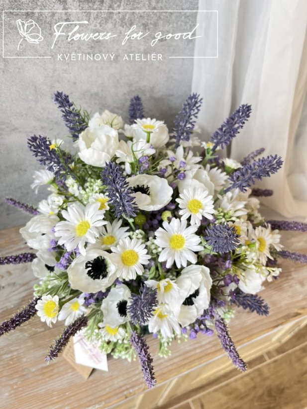 Venkovský puget lučního kvítí v exklusivním háčkovaném obalu od LuPaHo